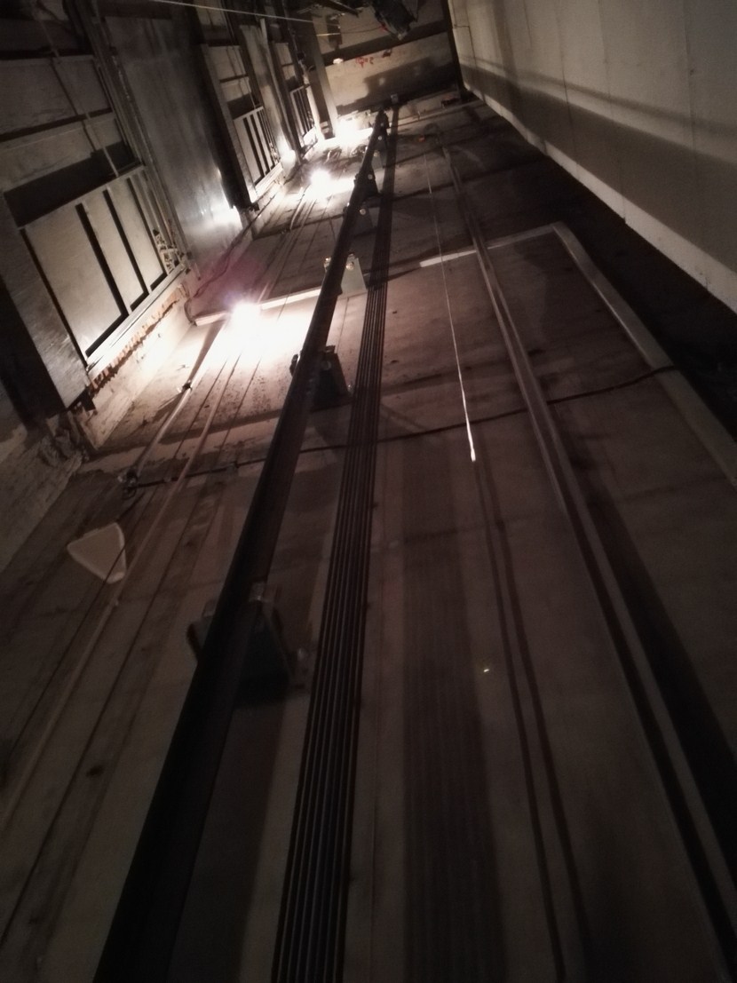 电梯监控井道内施工